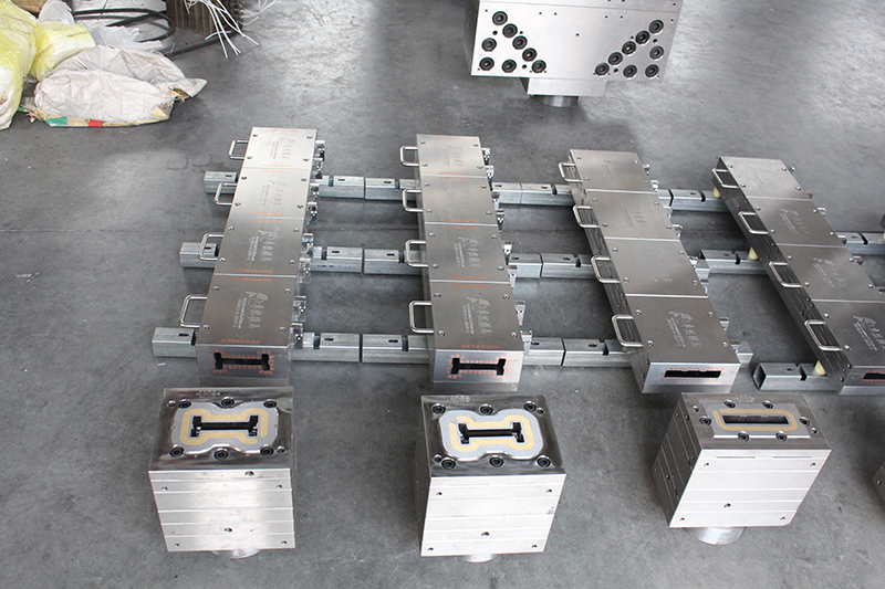 Plastic extrusion mold for foaming plastic