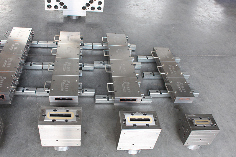 Plastic extrusion mold for foaming plastic